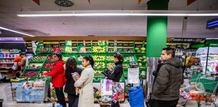 Clientes haciendo cola en Mercadona esperando a pasar por caja.&nbsp; Angel Garcia/Bloomberg