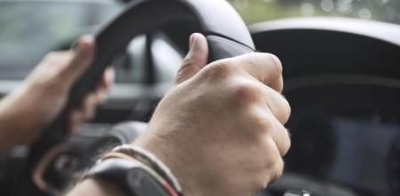 Las manos deben situarse en la parte alta y lateral del volante