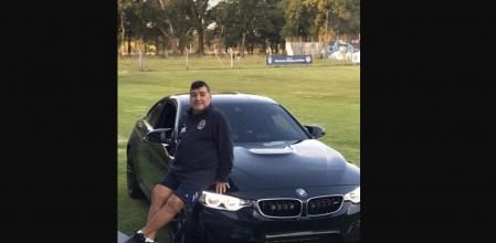 Maradona conduce un BMW M4 equipado con sirena y luces de policía