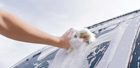 Mantener limpios los cristales del coche refuerza nuestra seguridad durante la conducción