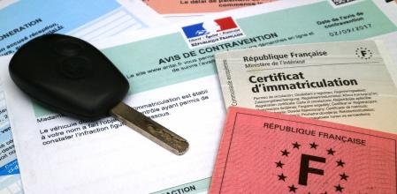 Al ponernos al volante debemos tener la precaución de llevar encima la documentación y los kits obligatorios para circular