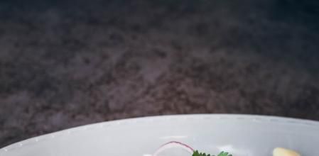 Ceviche de corvina con cebolla encurtida y choclos