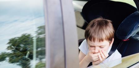 Los niños son propensos a marearse cuando viajan en coche