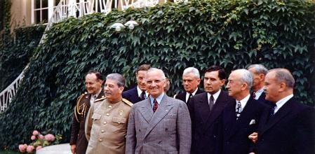 Al frente del grupo, Josef Stalin y Harry Truman se encuentran en la conferencia de Potsdam.en julio de 1945.