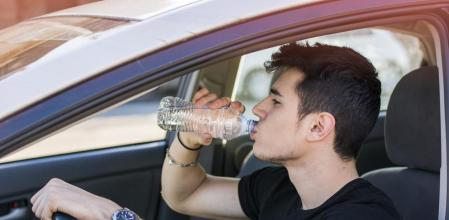 Beber agua es básico para un buen funcionamiento del organismo.