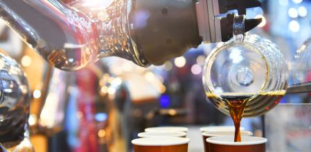 Brazo robótico sirviendo café