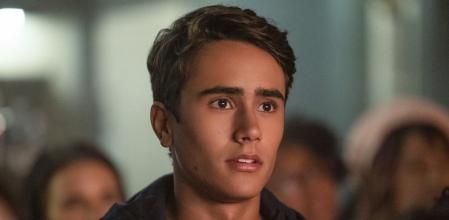 Michael Cimino es Victor, un chico que intenta entender si es bisexual, homosexual y quién le gusta de verdad en el instituto.