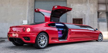 Los paneles laterales y las puertas traseras de tipo ala de gaviota son de fibra de vidrio.