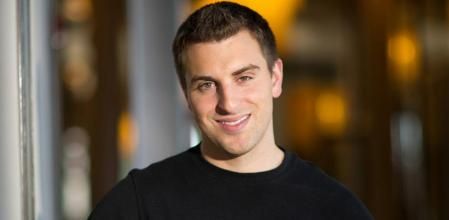 Brian Chesky, cofundador de la empresa Airbnb, posando en su sede en San Francisco