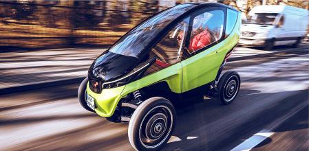 Está propulsado por dos motores eléctricos de 10 kW cada uno.