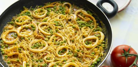 Fideos cazuela con calamares y pescado