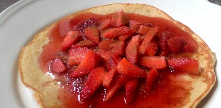 Tortitas de plátano con fresas