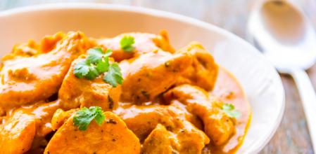 Salsa curry con pollo