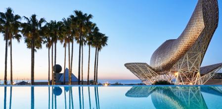 Vistas desde la piscina 'limitless' del hotel Arts de Barcelona