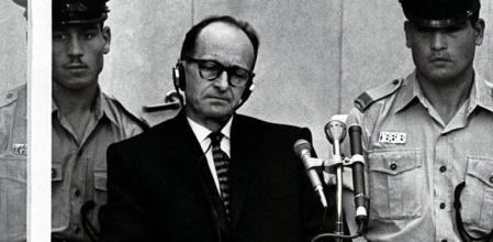 Eichmann, durante una de las sesiones del juicio en Jerusalén