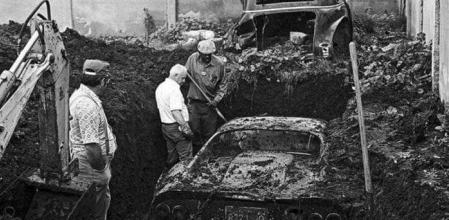Unos operarios sacan del jardín de la familia Underwood el Ferrari Dino que se encontraba sepultado bajo tierra&nbsp;