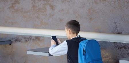 Se hace pasar por su madre para no ir a clase y revoluciona el grupo del colegio con un mensaje