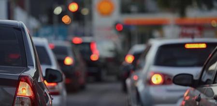 Un atasco de tráfico en una ciudad