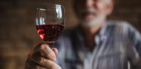 Hombre bebiendo vino