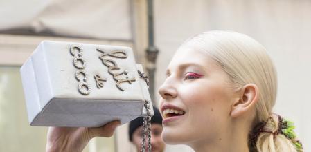 Una modelo simula que bebe del bolso Lait de Coco, diseñado por Lagerfeld para Chanel