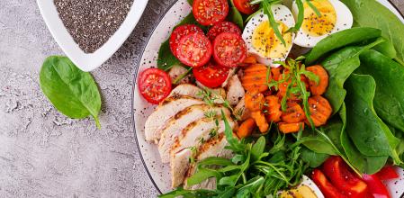 Según defienden los creadores del Plato de Harvard, nuestra dieta debe estar compuesta de un 50% de frutas y verduras