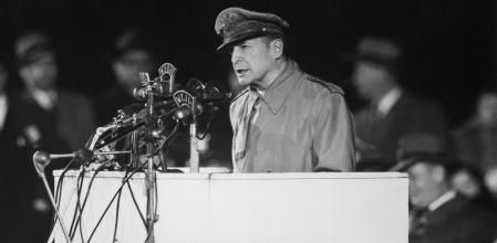 El general Douglas MacArthur defiende su postura sobre la Guerra de Corea