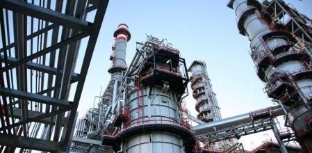 Una de les tres refineries de petroli que el grup CEPSA té a Espanya