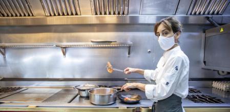 Núria Gironés en la cocina del restaurante Ca l'Isidre