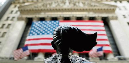 Estatua adornada en homenaje a la exjueza del Supremo Ruth Bader Ginsburg en Manhattan, Nueva york, tras su fallecimiento 