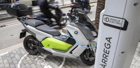 Recarga de una moto eléctrica de BMW en la Diagonal de Barcelona