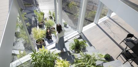 Las diferentes plantas de la casa se conectan a través de la escalera y disfrutan de una iluminación natural inmejorable