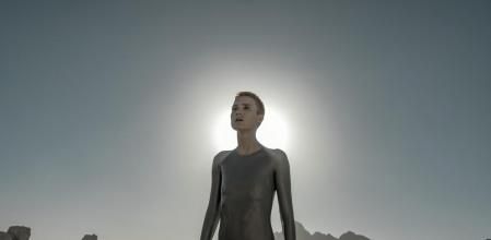 Amanda Collin hace un muy buen trabajo en la piel de Mother.