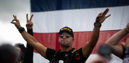 La señal de OK es vista ahora como símbolo de la supremacía blanca. en la imagen, un miembro de los Proud Boys en una concentración en Portland, Oregón&nbsp;