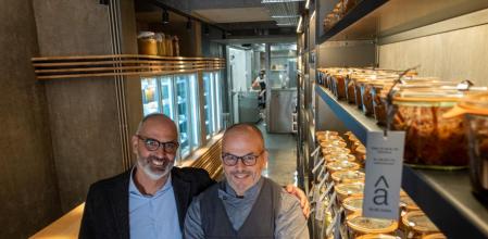 El chef Jordi Vilà con su amigo y socio Gabriel Calzado (izquierda) con quien la semana que viene abre la tienda VA de cuina (Major de Sarrià, 130)