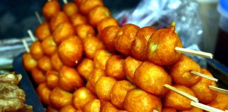 Kwek Kwek o Tokneneng, una receta filipina para la que se usan huevos de codorniz