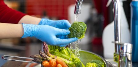 Usar guantes no nos hace invencibles ante las bacterias u otro tipo de microorganismos patógenos