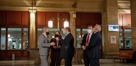 Jaume Collboni, Ada Colau y José Luis Abalos, todos provistos de mascarilla, el día que anunciaron la operación que debía transformar la sede histórica de Correos en Barcelona 