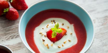 Yogur griego con culis de fresa y almendras