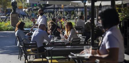 FOTO : MANÉ ESPINOSA. CAMAREROS ATIENDEN LAS MESAS DE UN RESTAURANTE UBICADO EN LA RAMBLA DE CATALUNYA. 31/08/2020
