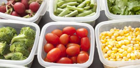 Táperes con distintos alimentos