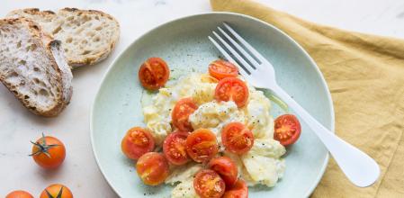 Huevos revueltos con tomate cherry