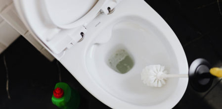 Este gesto está relacionado con el inodoro