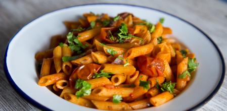 Macarrones con tomate y anchoas