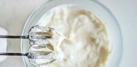 La nata escogida debe ser pastelera, con un 35% de grasa mínimo. Nunca la de cocinar, que tan solo tiene un 18% de grasa.