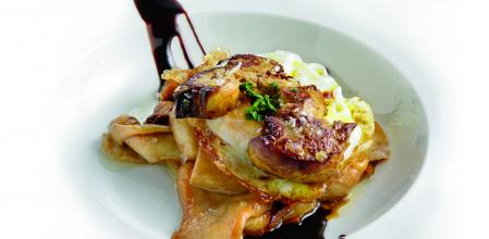 Boletus con foie y huevo frito