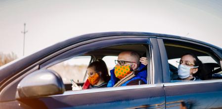 En España, es obligatorio que los ocupantes de un coche lleven mascarilla cuando no son convivientes