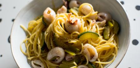 Espaguetis con calamares y calabacín
