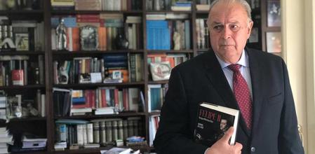 El historiador Enrique Martínez Ruiz con un ejemplar de su reciente libro