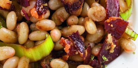 Alubias salteadas con setas, puerro y jamón