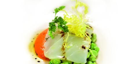 Ensalada tibia de bacalao con habitas y romesco